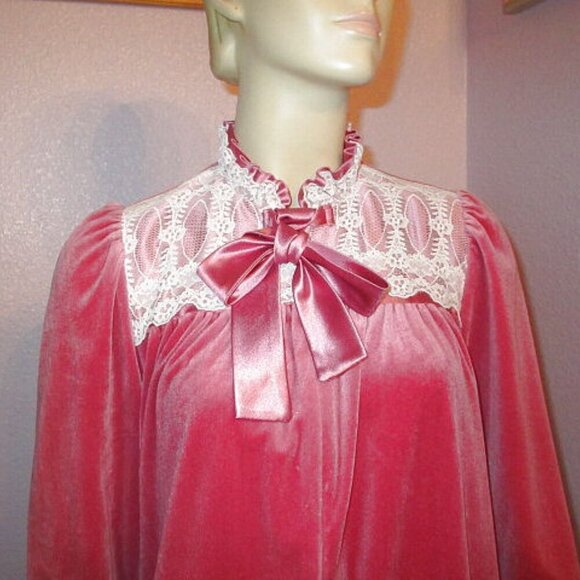 Vtg Gilligan & O'Malley Velour Nightgown Robe Size S Long Pockets Prairie Modest - Picture 2 of 12